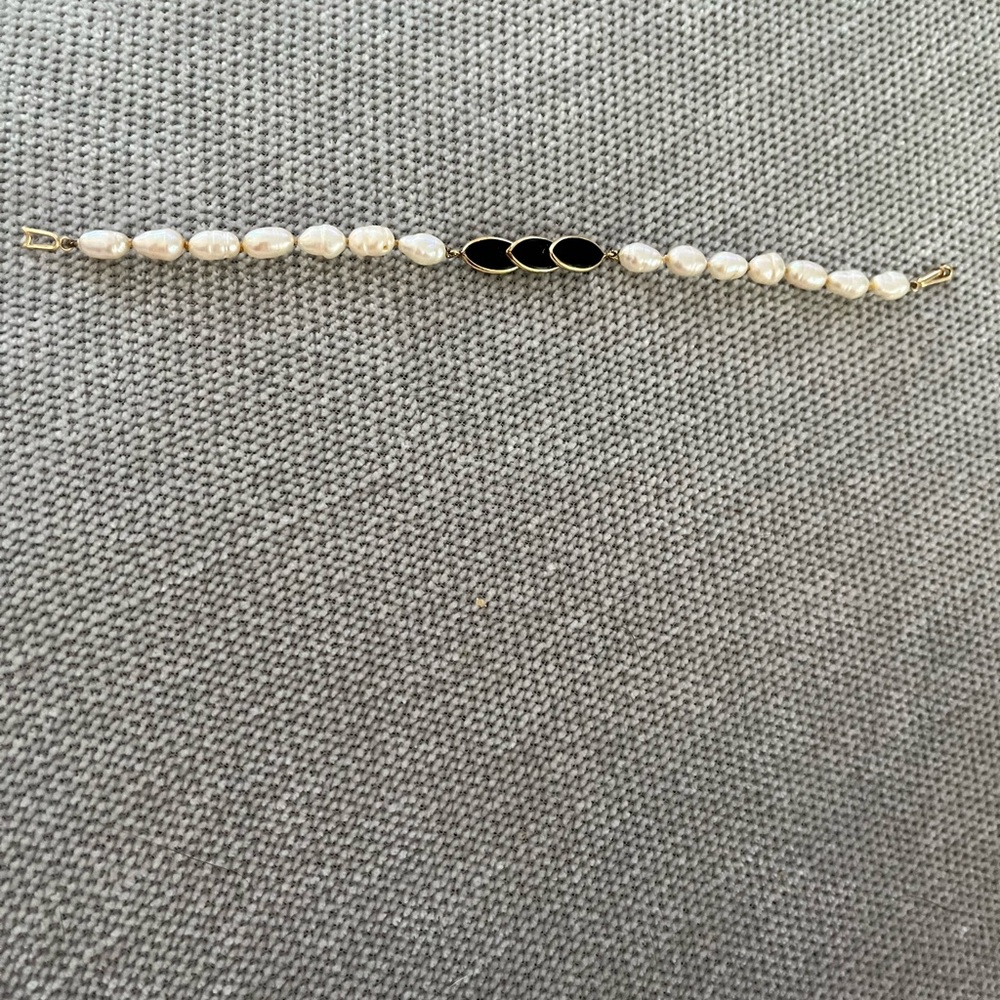 Elegant Pearl and Black Bracelet